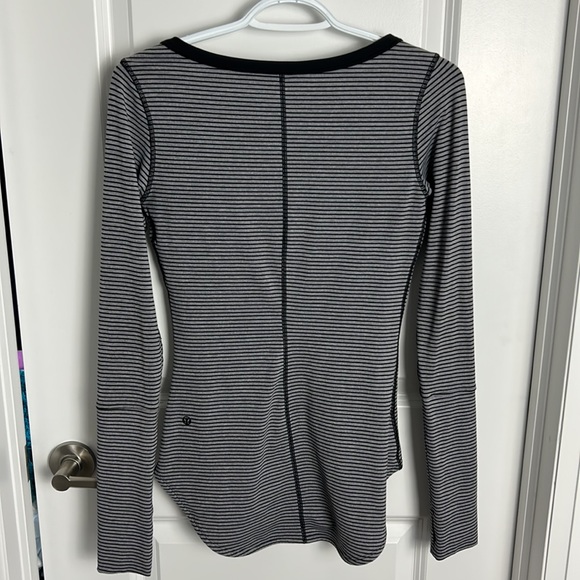 Lululemon V neck long sleeve slim fit shirt sz 6 - Picture 2 of 4
